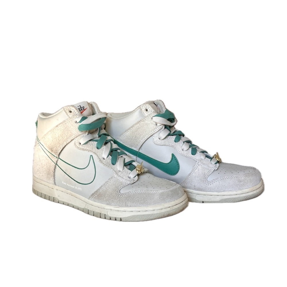 Nike Dunk High SE First Use Green Noise
sneaker in the Light Bone and Sail - Picture 3 of 6